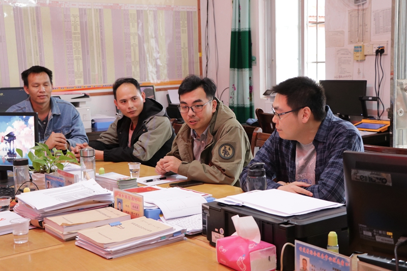 /QJ_827877448773.jpg 威宁房地产公司的新任第一书记黄冠华(右二)在竹莲村村委交接仪式上进行工作表态.JPG