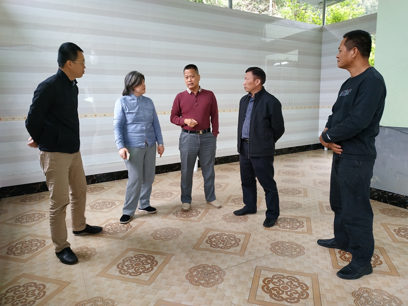 /QJ_827882911650.jpg 寨鹿村原任驻村第一书记黄日新(中)与新任第一书记邓文(左一)工作交接.jpg