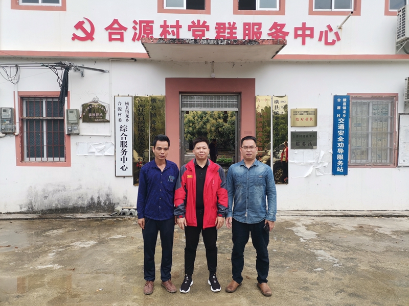 /QJ_827885400185.jpg 威宁文体公司第一书记欧世松(中)与村支书.jpg